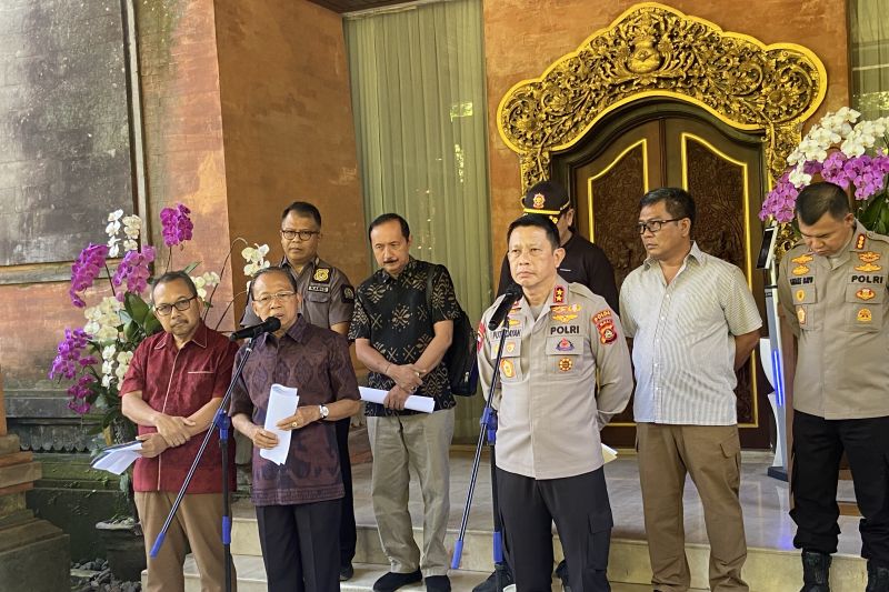 Gubernur Bali Wayan Koster saat konferensi pers terkait kondisi pariwisata Bali di Denpasar, Minggu (28/5/2023)